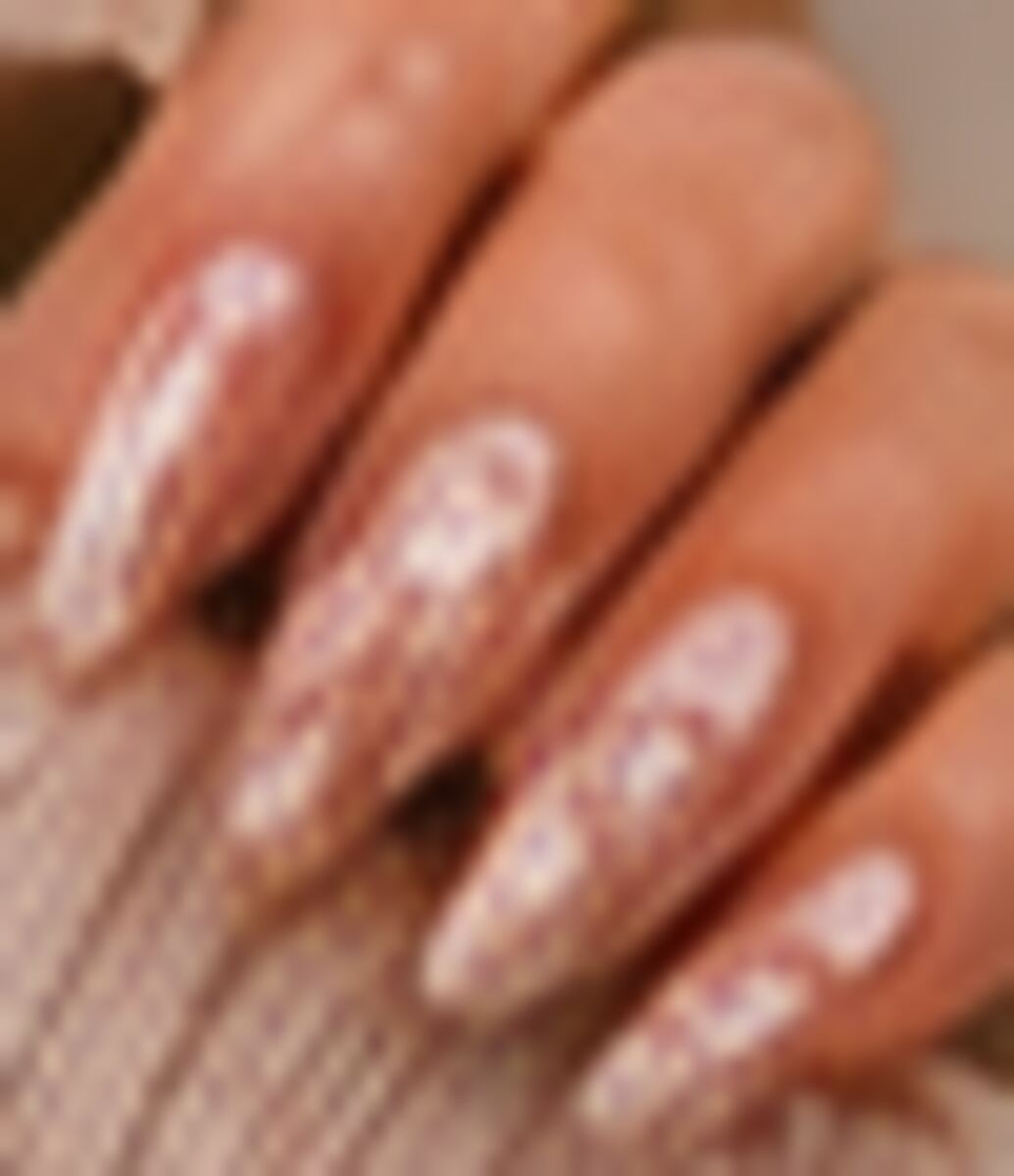 Nude νύχια με floral λεπτομέρειες
