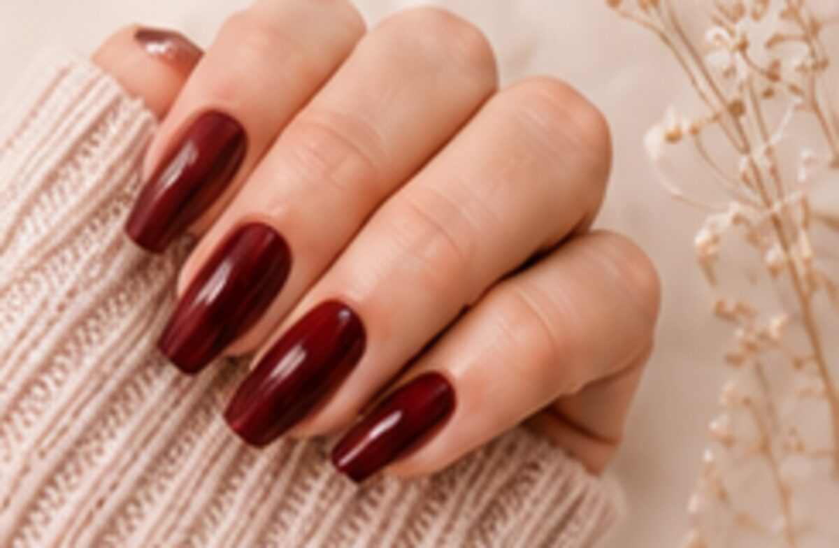 Τελικό burgundy μανικιούρ